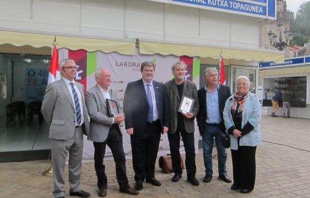 Anjel Letxundi y Manuel Rivas reciben el Premio Atea-Laboral Kutxa en la inauguración de la Feria del Libro de Bilbao