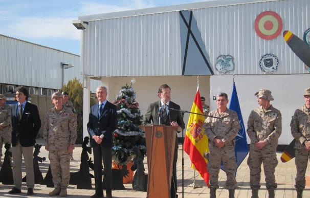Rajoy dice que si todos los españoles trabajaran con el "empeño" de los militares todo iría mejor