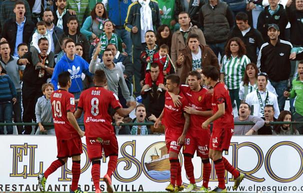 Los jugadores del Mallorca consigueron llevarse los tres puntos del Villamarín