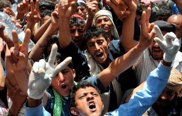 Heridos 10 manifestantes por disparos de la policía en una protesta en Yemen