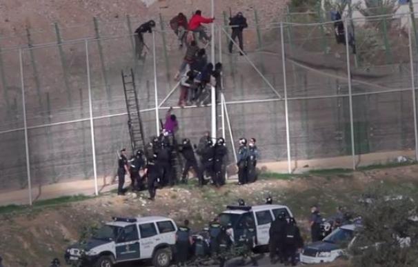 Imputan a ocho guardias civiles por los golpes que recibió un inmigrante en la valla de Melilla