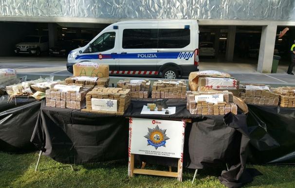 La Policía Municipal de Bilbao detiene a tres personas y decomisa 450 kilos de hachís, el "mayor alijo de su historia"