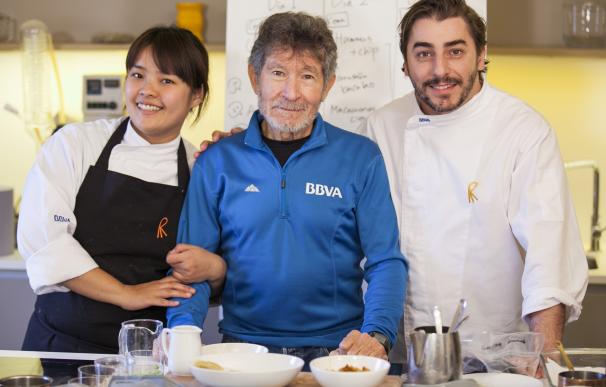 Jordi Roca y Yunju Choi, cocinera coreana, junto a Carlos Soria