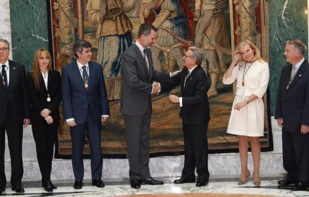 Felipe VI apoya que la Racef aspire al Instituto de España