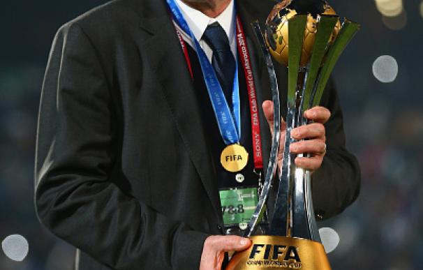 Ancelotti levanta el trofeo de campeón del mundo