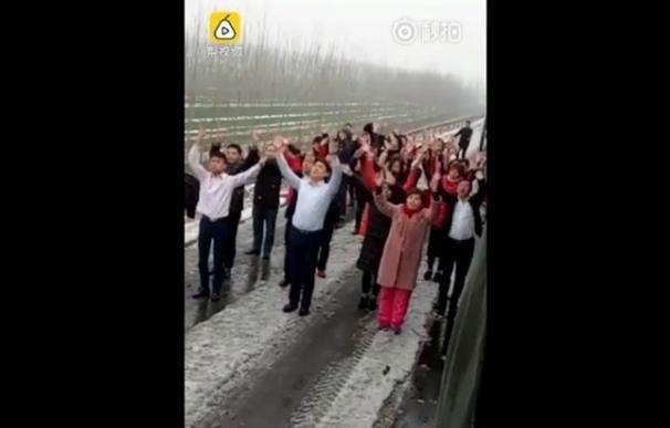 El 'La La Land' chino: 30 personas se hartan de un atasco y salen a la autopista a bailar