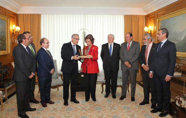 La Reina Sofía recoge el premio Albéitar 2016 de manos de los presidentes de los colegios veterinarios andaluces