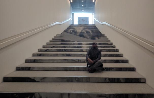 El artista José Luis Puche plasma su obra 'Papá' en la escalera del Centre Pompidou