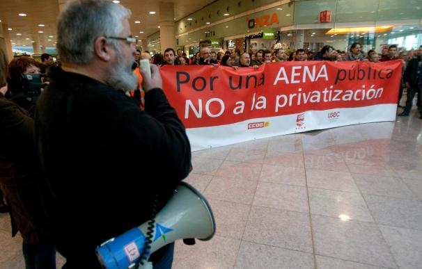 Empleados de AENA llevan al Congreso 20.000 firmas contra la privatización