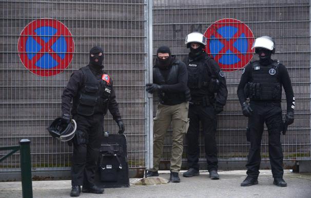 Policías belgas hacen guardia en el barrio Molenbeek-Saint-Jean en Bruselas