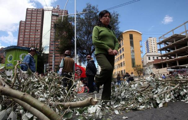 Trabajadores de diversos sectores paralizan La Paz por demandas salariales