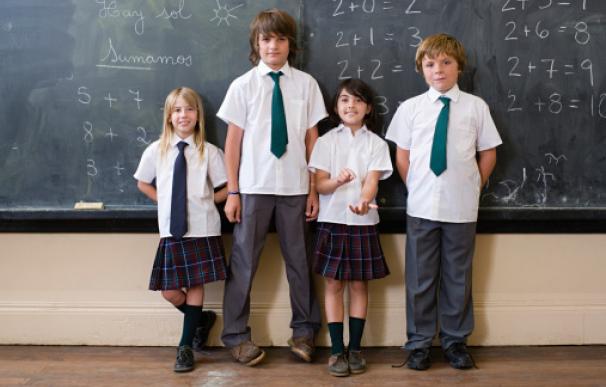 Las escuelas británicas quieren que alumnos y alumnas elijan pantalón y falda indistintamente.