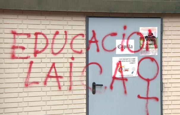 La UAM elimina la pintada de la fachada de la capilla y sus estudiantes censuran ese comportamiento