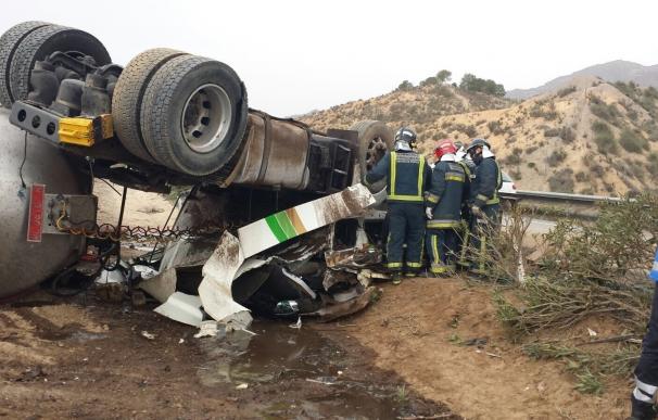 Fallece un hombre al salirse de la vía y volcar un camión con sosa cáustica en Lorca