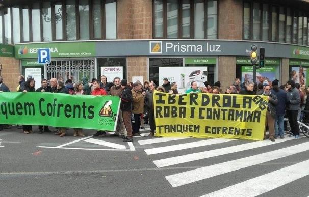 Grupos ecologistas se concentran en protesta por la subida de la electricidad y exigen el cierre de Cofrentes