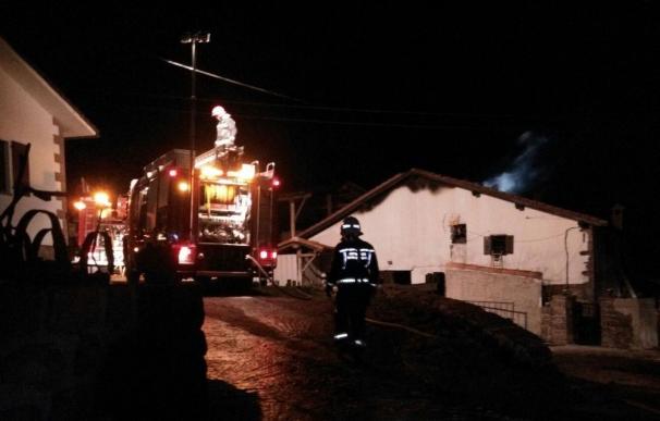 Un incendio provoca importantes daños en un caserío de Erratzu, sin causar heridos