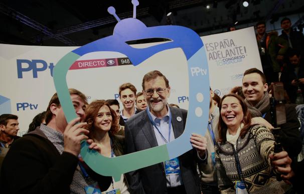 Rajoy pide a los jóvenes hablar bien de España y de Europa frente al derrotismo de "chisgarabises de todo tipo"