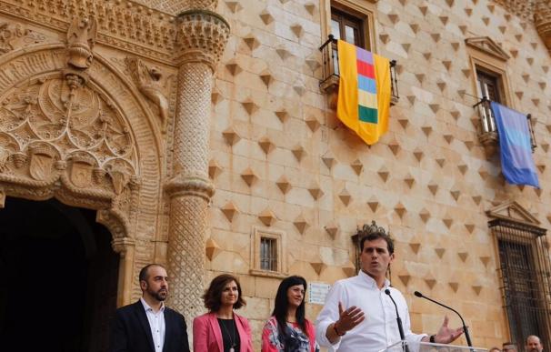 Rivera advierte al PSOE de que a sus votantes les preocupa que use sus votos para ser "comparsa de Podemos"
