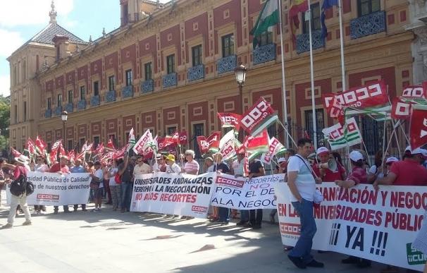 Unos 300 trabajadores y delegados sindicales piden en San Telmo negociación y otro acuerdo de financiación universitaria