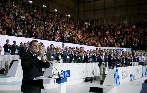 Rajoy defiende la ética de la prudencia frente a los vendedores de "aire"