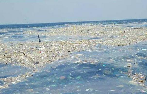 Un enorme vertedero de basura flotante amenaza animales y la costa de Tailandia