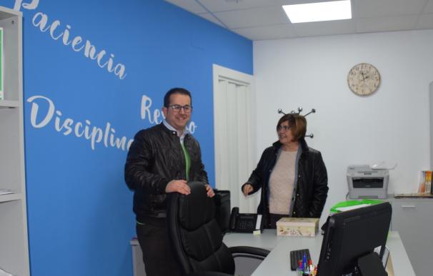 La Diputación de Cáceres invierte 10.000 euros en mejorar la accesibilidad del ayuntamiento de Navalvillar de Ibor