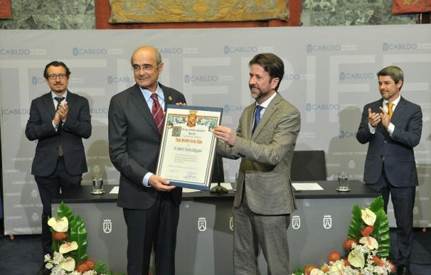 El Cabildo entrega el título de Hijo Ilustre de la isla de Tenerife al doctor Javier Dorta