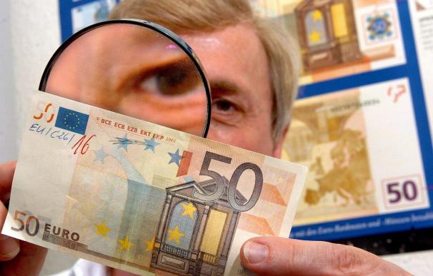 El euro baja hasta los 1,4270 dólares