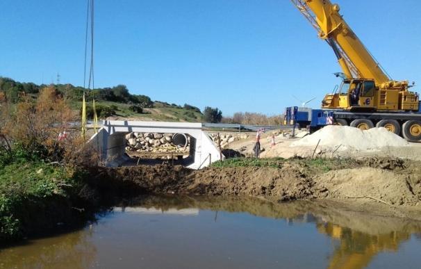 Junta instala una estructura para evitar inundaciones en la carretera A-389 que conecta Paterna y Medina Sidonia