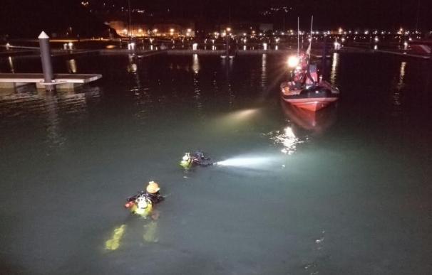 Fallecen dos jóvenes y otro resulta herido al caer su coche al mar en el Puerto de Laredo (Cantabria)