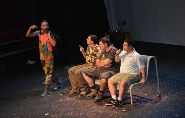 Éxito de 'Viaje a ninguna parte', primera obra de teatro protagonizada por personas con autismo