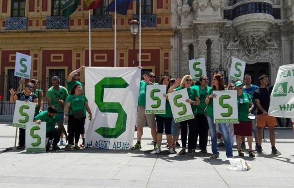El colectivo de las VPO de Sanlúcar en alquiler social protesta ante la Junta por las ayudas "prometidas"