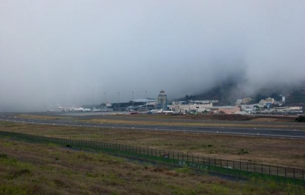 La niebla y el viento provocan cancelaciones y desvíos en los aeropuertos canarios