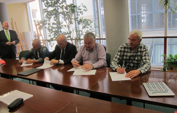 Sniace se "reinventa" con la firma de un acuerdo laboral que permitirá abrir la fábrica en dos meses
