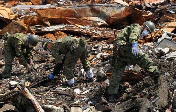 Militares de Japón y EEUU buscan unos 12.000 desaparecidos por el tsunami