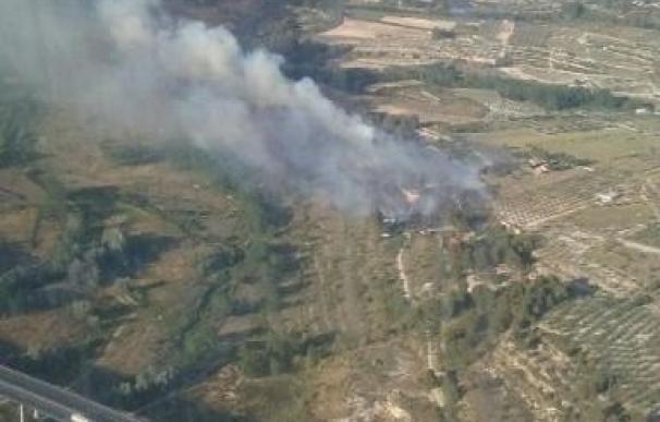 Cinco medios aéreos trabajan en la extinción en un incendio en Muro de Alcoi