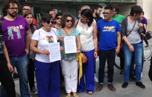 Lambda presenta la denuncia contra Cañizares, apoyada por 55 entidades