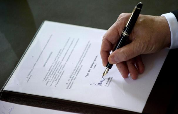 El presidente de Hungría firma la Constitución que entrará en vigor en 2012
