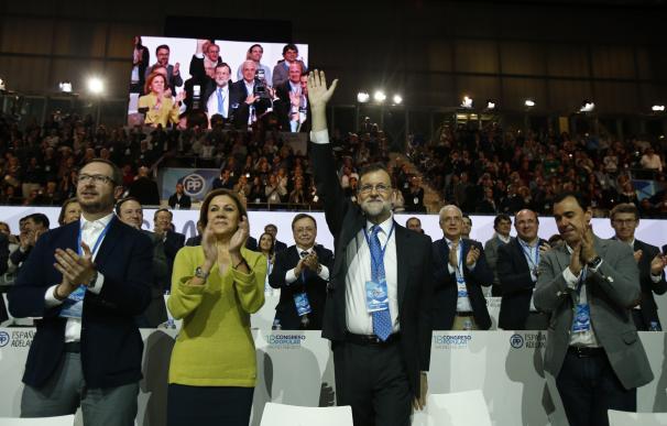 Rajoy recuerda "con gratitud" a Aznar, "un orgullo para el PP", en el primer Congreso sin el expresidente