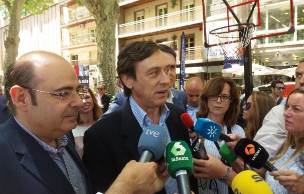 Hernando (PP) cree que Aznar hablaba de Sánchez y Rivera al pedir "sacrificios personales", no a Rajoy