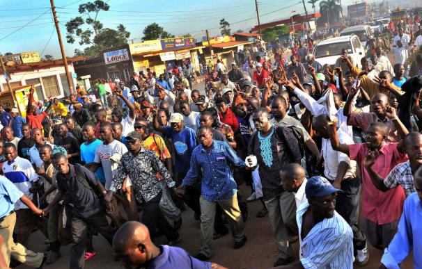 Dos muertos y decenas de heridos en choques entre la Policía y manifestantes en Kampala