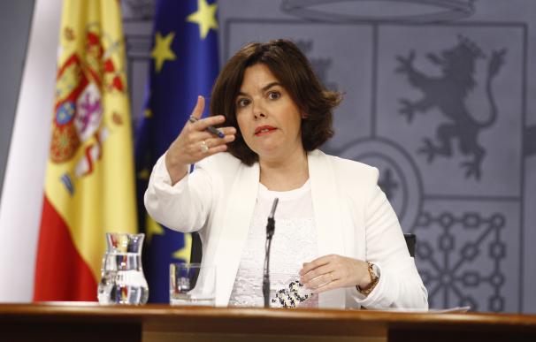 Santamaría responde a Aznar que el PP tiene que explicar "los riesgos" de que Podemos cambie la política económica