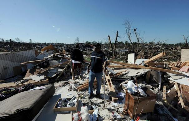 Obama se asombra a la "devastación" de los tornados que dejan más de 300 muertos