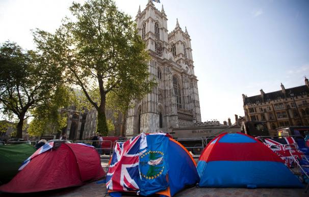Miles de personas acamparon durante la noche en Londres para ver la boda del año