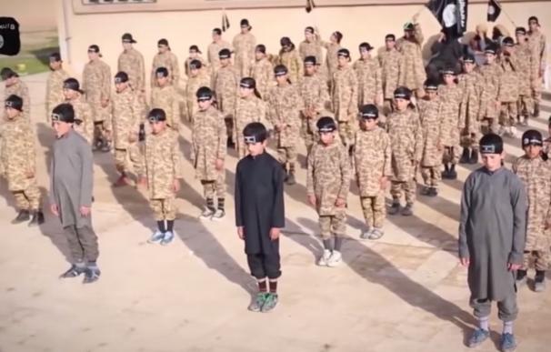 El Estado Islámico publica un vídeo en el que instruye militarmente a más de 80 niños