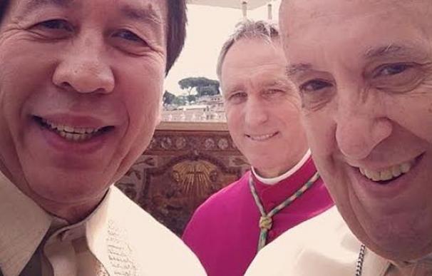 Los delegados oficiales no se resisten a un "selfie" con el Papa
