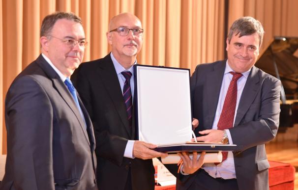 La Facultad de INEF de la Universidad Politécnica recibe la Placa de Oro de la ROMD de manos de Miguel Cardenal