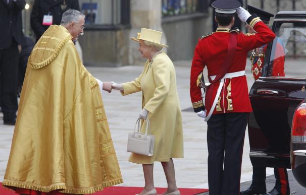 La reina de Inglaterra, Isabel II, vestida de amarillo y con una gran sonrisa