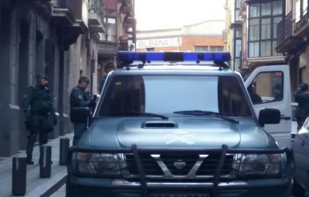 Prosigue el registro de la Guardia Civil en un domicilio en Bilbao, tras la detención de un acusado por adoctrinamiento