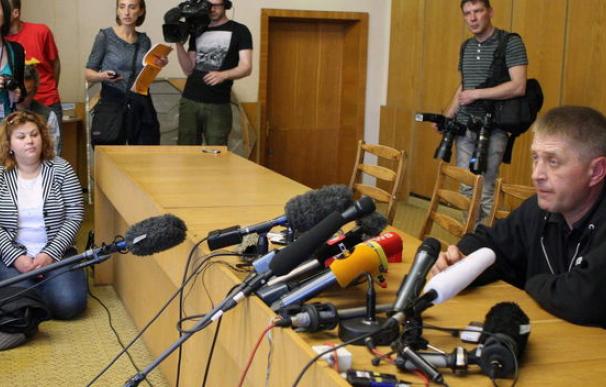 Militares europeos retenidos en Slaviansk dicen que "no son prisioneros"